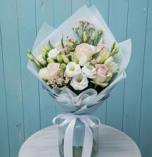 Букет цветов из:  Розы и Лизиантусы в Гидроторфе