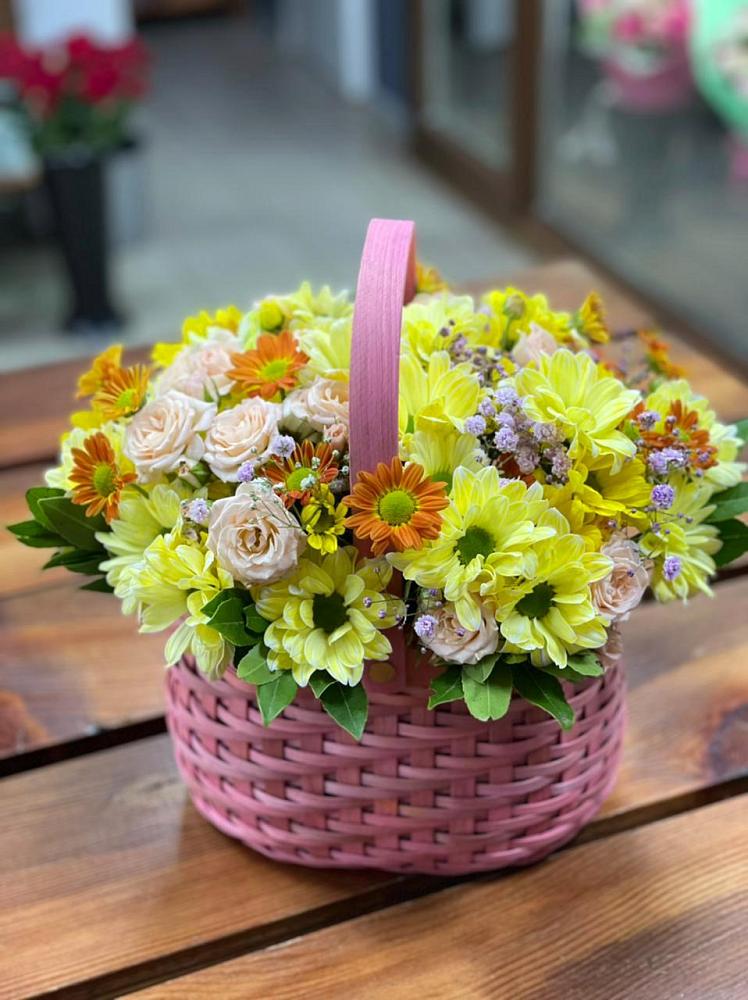 Цветочная композиция из Хризантемы и Розы в корзине в Гидроторфе