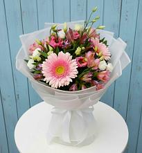 Букет цветов из:  Герберы, Альстромерии и Лизиантусы в Гидроторфе