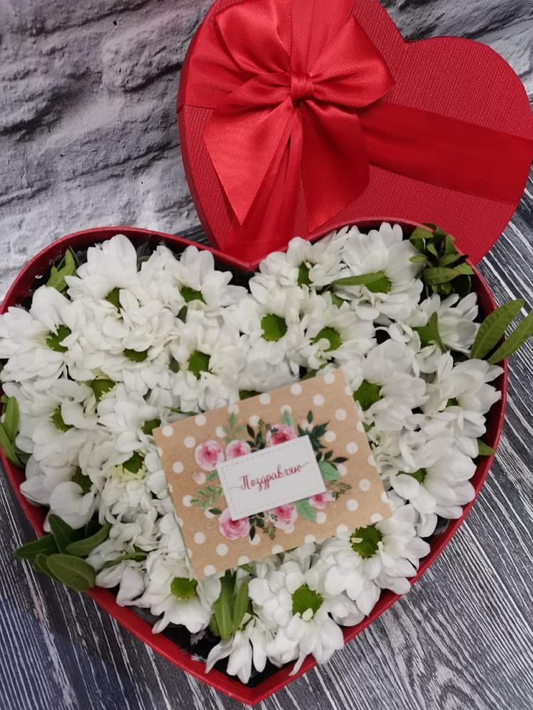 Цветочная композиция из Хризантемы в виде сердца в Гидроторфе