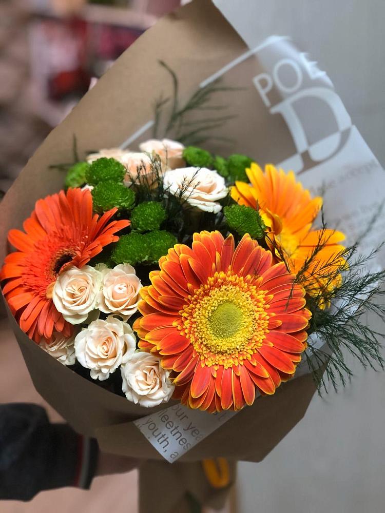 Букет цветов из: Герберы, Хризантемы и Розы в Гидроторфе