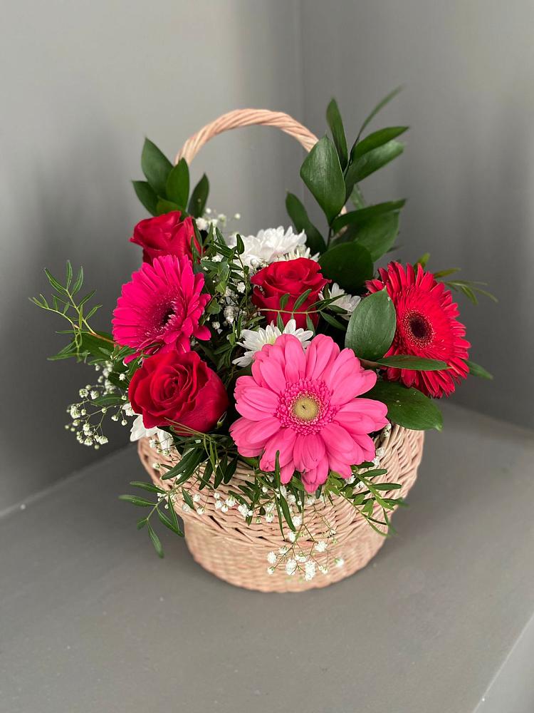 Цветочная композиция из Розы, Хризантемы и Герберы в корзине в Гидроторфе