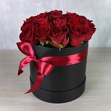Цветочная композиция из Розы в шляпной коробке в Гидроторфе