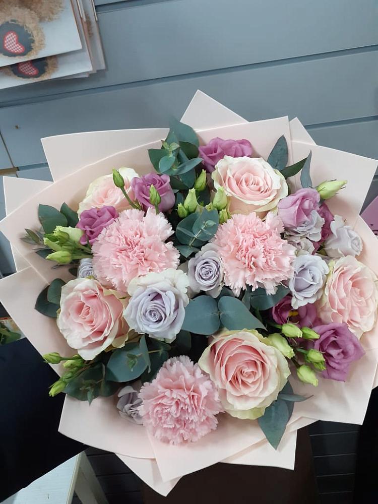 Букет цветов из: Розы, Гвоздики и Лизиантусы в Гидроторфе