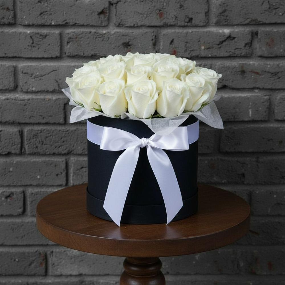 Цветочная композиция из Розы в шляпной коробке в Гидроторфе