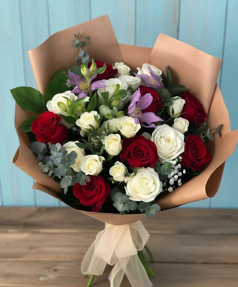 Букет цветов из: Розы и Альстромерии в Гидроторфе