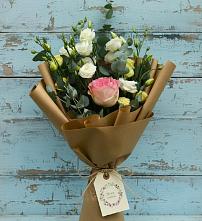 Букет цветов из:  Розы и Лизиантусы в Гидроторфе