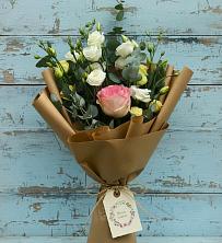 Букет цветов из:  Розы и Лизиантусы в Гидроторфе