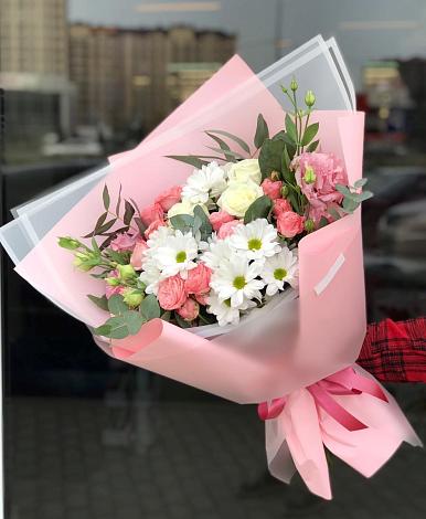 Букет цветов из: Розы, Лизиантусы и Хризантемы в Гидроторфе