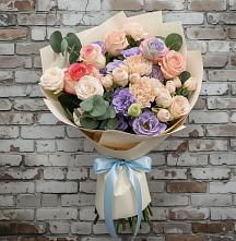 Букет цветов из:  Розы, Лизиантусы и Гвоздики в Гидроторфе