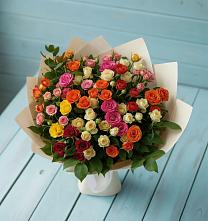 Букет Микс из разноцветных кустовых роз в Гидроторфе