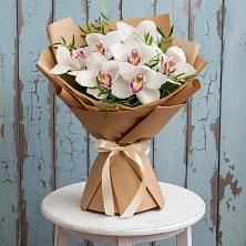 Букет цветов из:  Орхидеи и Розы в Гидроторфе