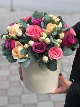 Цветочная композиция из Розы в шляпной коробке в Гидроторфе