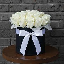 Цветочная композиция из Розы в шляпной коробке в Гидроторфе