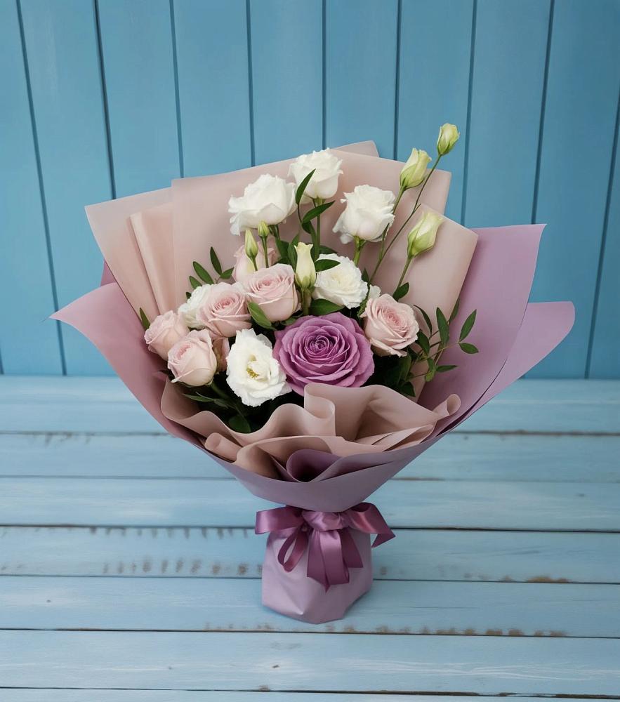 Букет цветов из: Розы и Лизиантусы в Гидроторфе