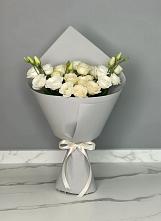 Букет цветов из:  Розы и Лизиантусы в Гидроторфе